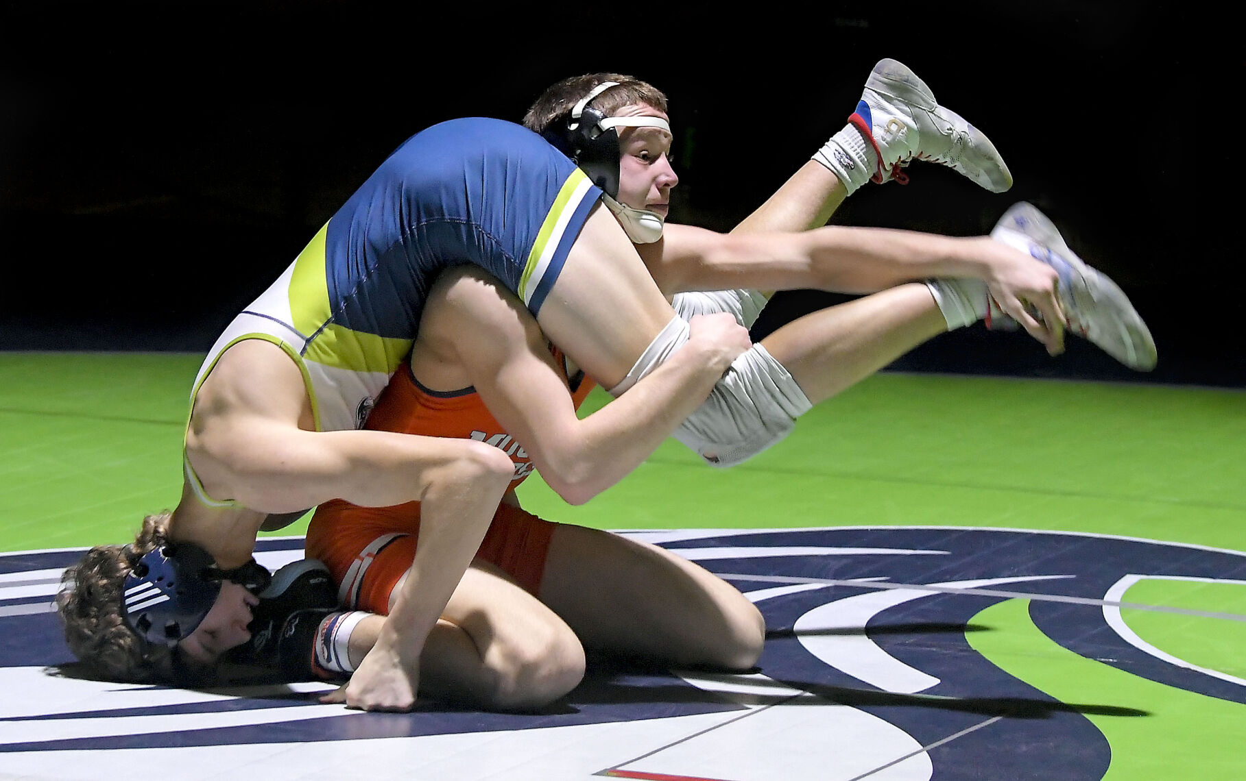 Prep boys wrestling: Mustangs finish strong against Riverhawks